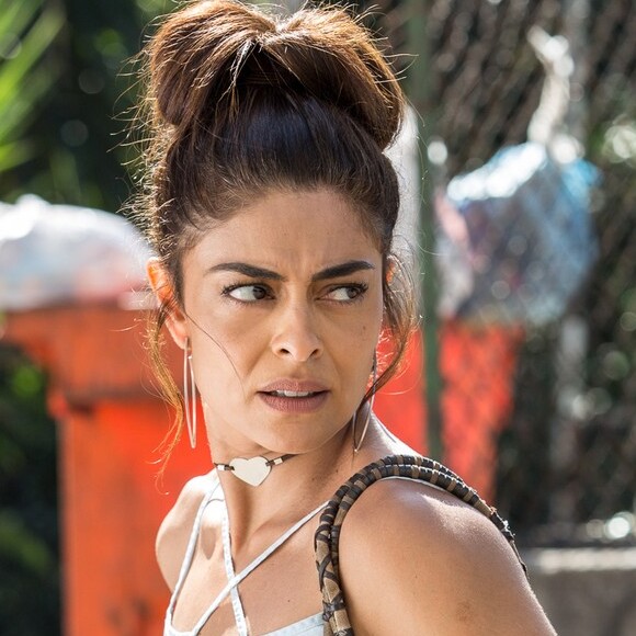 Bibi (Juliana Paes) confronta Caio (Rodrigo Lombardi) sobre os comentários que ele faz com Heleninha (Totia Meireles) e Jeiza (Paolla Oliveora) na novela 'A Força do Querer'