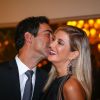 Cesar Tralli compartilhou a foto de um beijo na noiva, Ticiane Pinheiro