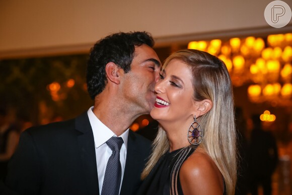 Cesar Tralli compartilhou a foto de um beijo na noiva, Ticiane Pinheiro