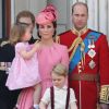 Príncipe William, Kate Middleton, o príncipe Harry, o príncipe Charles com a mulher, Camilla, e Philip, marido da rainha, também estavam na sacada do castelo