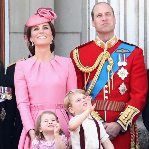 Kate Middleton investiu em um conjunto rosa da estilista Sarah Burton para a grife Alexander McQueen e com um chapéu de Jane Taylor