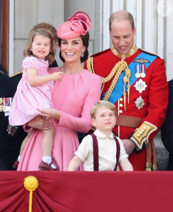 Kate Middleton completou o visual com clutch Etui e brincos de diamantes da rainha