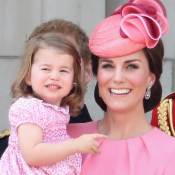 Kate Middleton completou o visual com clutch Etui e brincos de diamantes da rainha