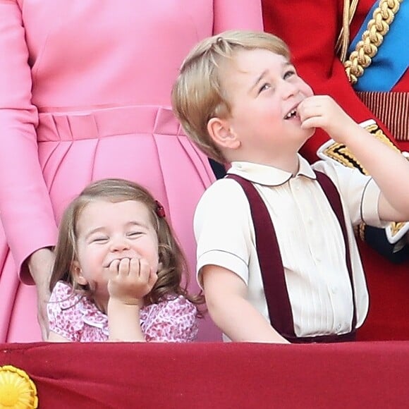 Princesa Charlotte faz caras e bocas e rouba a cena em evento real