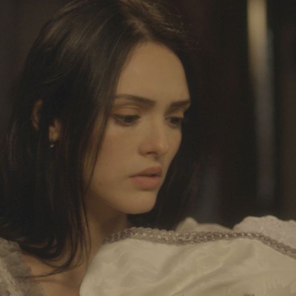 Anna (Isabelle Drummond) também é feita de prisioneira, na novela 'Novo Mundo'