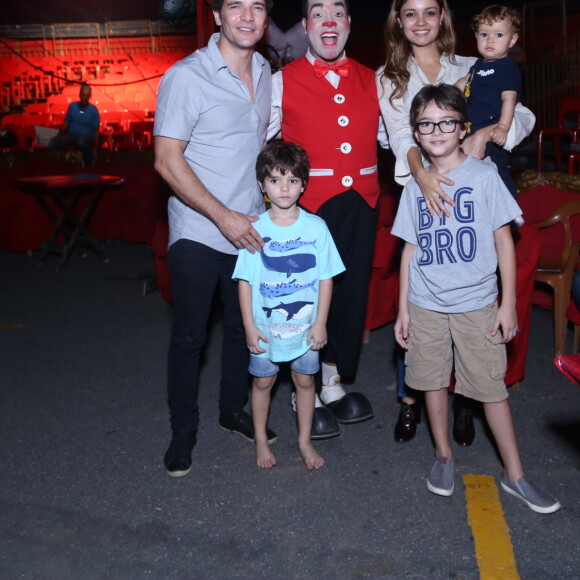 Sophie Charlotte e Daniel de Oliveira vão ao circo com o filho, Otto, de 3 meses