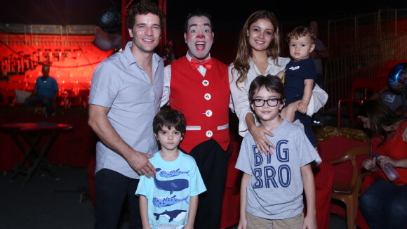 Sophie Charlotte e Daniel de Oliveira levam o filho, Otto, ao circo, no Rio