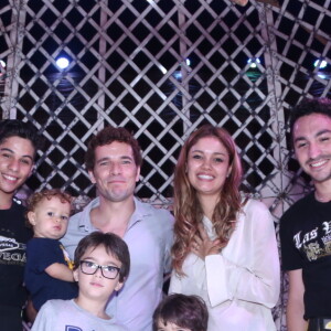 Sophie Charlotte e Daniel de Oliveira também foram ao circo com os filhos do ator Raul, de  anos, e Moisés de 7
