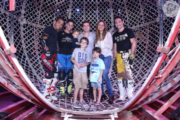 Sophie Charlotte e Daniel de Oliveira também foram ao circo com os filhos do ator Raul, de  anos, e Moisés de 7