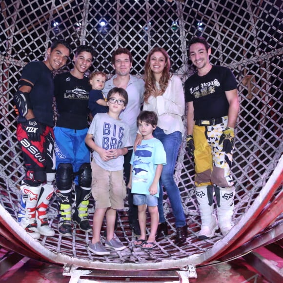 Sophie Charlotte e Daniel de Oliveira também foram ao circo com os filhos do ator Raul, de  anos, e Moisés de 7