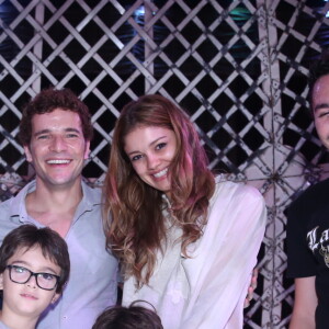 Sophie Charlotte e Daniel de Oliveira posam com os filhos no Globo da Morte