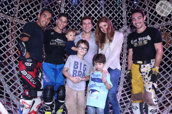 Sophie Charlotte e Daniel de Oliveira posam com os filhos no Globo da Morte