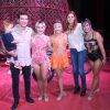 Sophie Charlotte e Daniel de Oliveira posam com artistas de circo