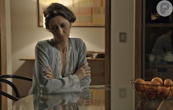 Joyce (Maria Fernanda Cândido) coloca Eugênio (Dan Stulbach) pra fora de casa e troca as fechaduras para que ele não possa entrar, na novela 'A Força do Querer'