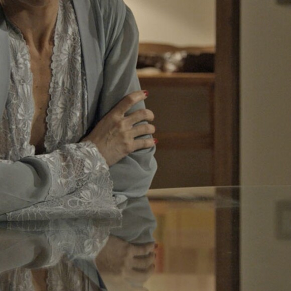 Joyce (Maria Fernanda Cândido) coloca Eugênio (Dan Stulbach) pra fora de casa e troca as fechaduras para que ele não possa entrar, na novela 'A Força do Querer'