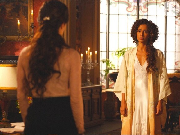 Laura (Marjorie Estiano) está de malas prontas para deixar a casa de Isabel (Camila Pitanga) em 'Lado a Lado', em 21 de janeiro de 2013