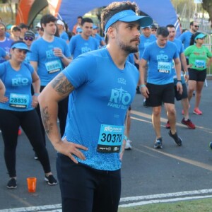 Bruno Gagliasso aqueceu antes de correr a meia maratona Olympikus