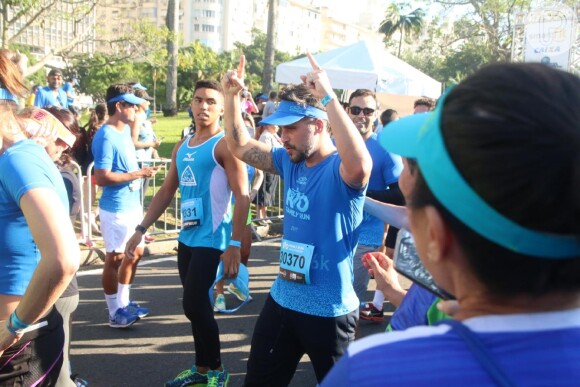 Bruno Gagliasso comemora após completar a meia maratona Olympikus no aterro do Flamengo, Zona Sul do Rio de Janeiro