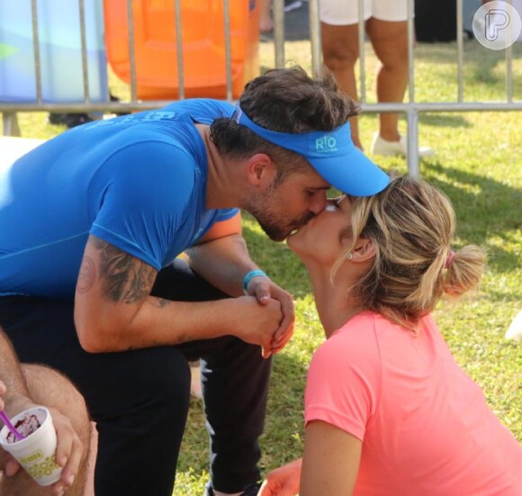 Bruno Gagliasso ganha beijo de Giovanna Ewbank ao correr maratona no Rio de Janeiro
