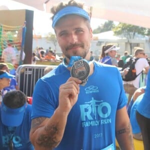 Bruno Gagliasso posa com medalha após competir meia maratona Olympikus no aterro do Flamengo, Zona Sul do Rio de Janeiro, neste domingo, 18 de junho de 2017