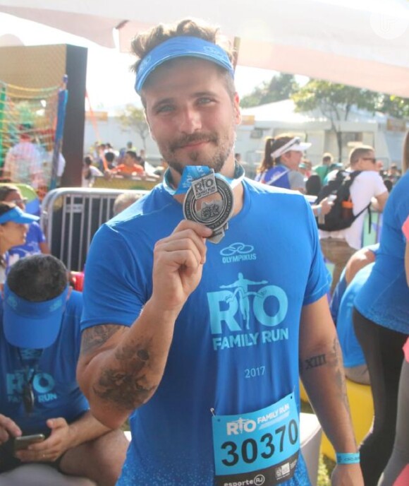 Bruno Gagliasso posa com medalha após competir meia maratona Olympikus no aterro do Flamengo, Zona Sul do Rio de Janeiro, neste domingo, 18 de junho de 2017