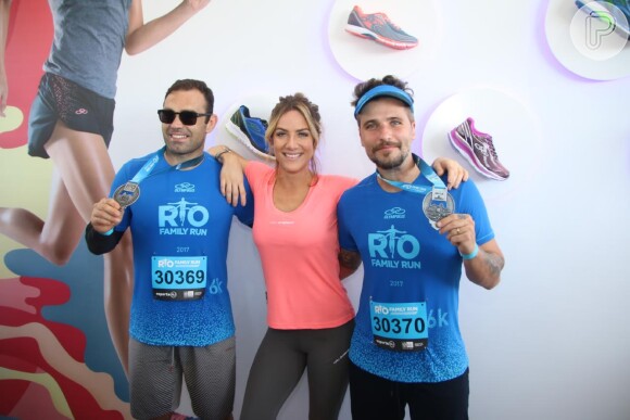Bruno Gagliasso posa ao lado da mulher, Giovanna Ewbank, e seu personal trainer, Chico Salgado 