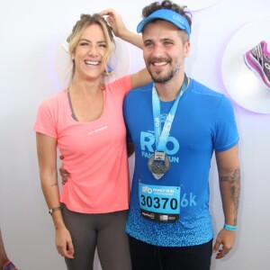 Bruno Gagliasso e Giovanna Ewbank posam juntos após ator competir meia maratona Olympikus no aterro do Flamengo, Zona Sul do Rio de Janeiro, neste domingo, 18 de junho de 2017