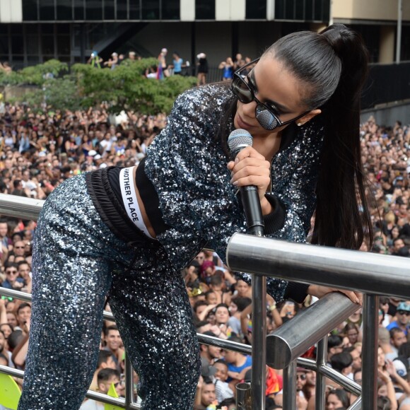 Anitta desfez mal-entendi em seu perfil do Instagram, na tarde deste domingo, 18 de junho de 2017