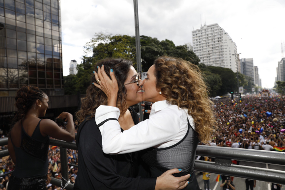 Daniela Mercury subiu no trio elétrico, arrastou uma multidão de pessoas com seus maiores sucessos na Avenida Paulista, em São Paulo, na tarde deste domingo, 18 de junho de 2017