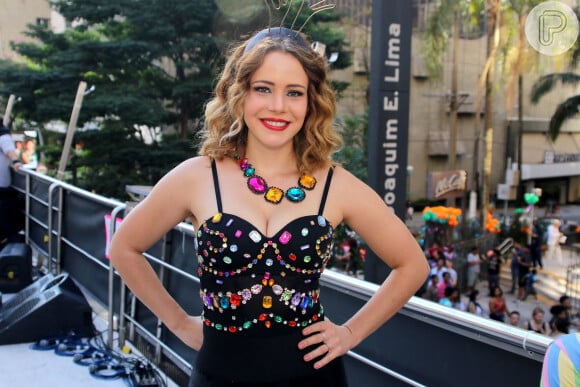Leandra Leal comandou o Divinas Divas na Parada do Orgulho LGBT, na Avenida Paulista, em São Paulo, na tarde deste domingo, 18 de junho de 2017