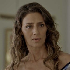 Joyce (Maria Fernanda Cândido) fica nervosa ao saber de insatisfação de Ivana (Carol Barreto) com seu corpo