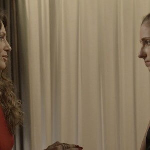 Joyce (Maria Fernanda Cândido) e Ivana (Carol Barreto) não se entendem em conversa