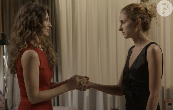Joyce (Maria Fernanda Cândido) e Ivana (Carol Barreto) não se entendem em conversa