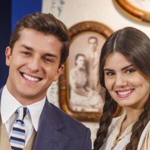 Camila Queiroz e Klebber Toledo engataram romance nos bastidores da novela 'Êta Mundo Bom'