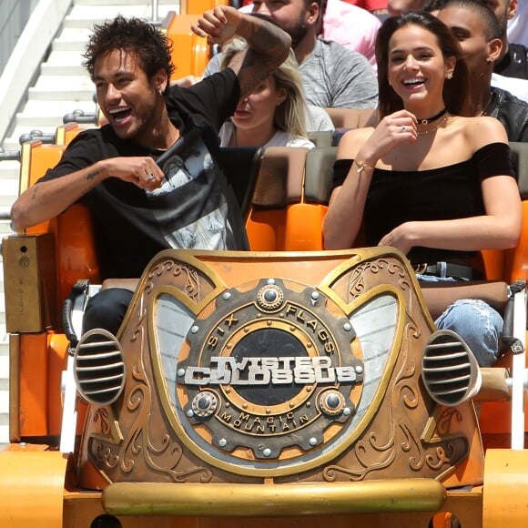 Neymar e Bruna Marquezine se divertiram em parque de diversões em Las Vegas antes de viajar rumo à África