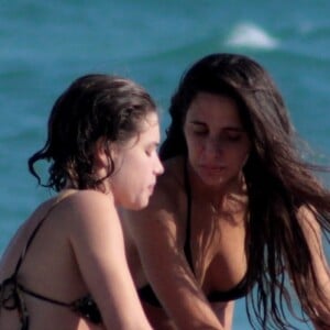 Bruna Linzmeyer e a namorada, Priscila Visman, foram clicadas em recente ida à praia