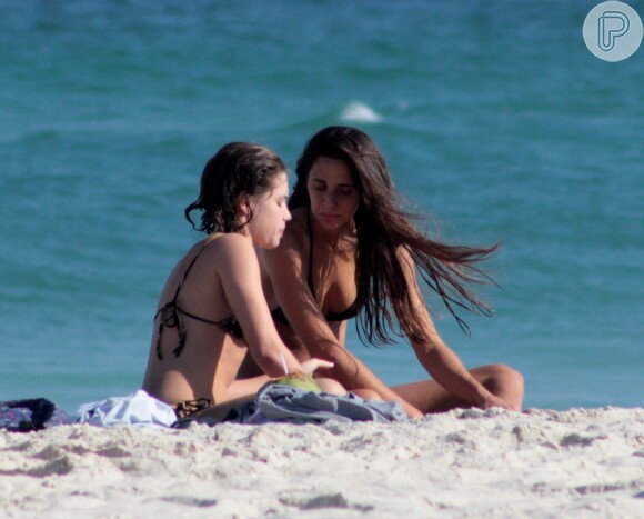 Bruna Linzmeyer e a namorada, Priscila Visman, foram clicadas em recente ida à praia