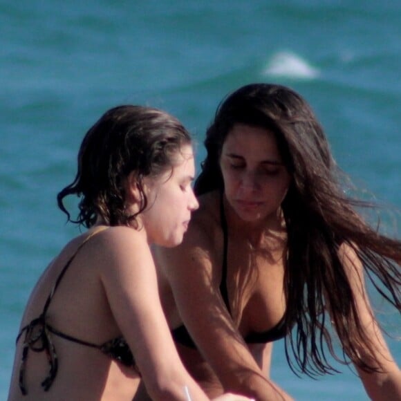 Bruna Linzmeyer e a namorada, Priscila Visman, foram clicadas em recente ida à praia