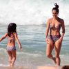 Carol Barcellos curte dia na praia com a filha, Júlia, em Ipanema, Zona Sul do Rio de Janeiro, na manhã desta segunda-feira, 19 de junho de 2017