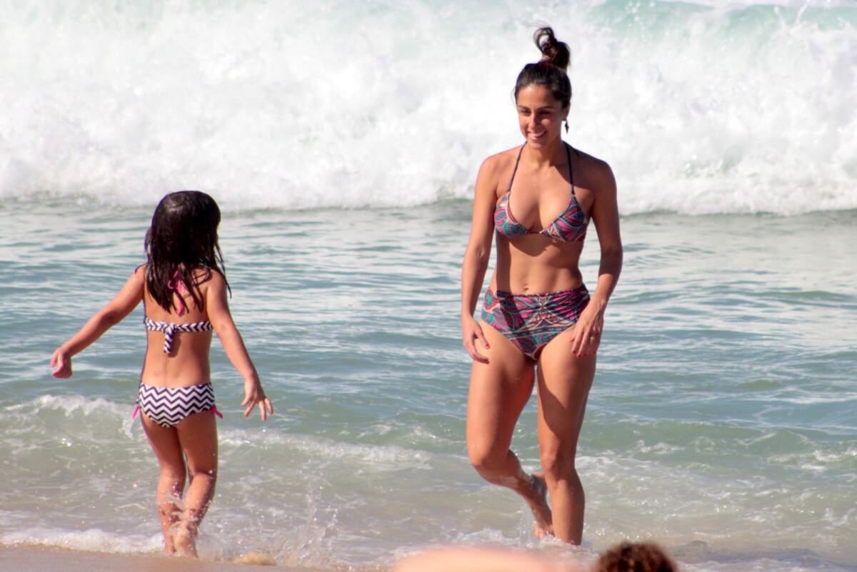 Carol barcellos na praia