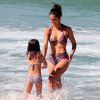 Carol Barcellos se diverte com a filha, Júlia, na praia de Ipanema, Zona Sul do Rio de Janeiro