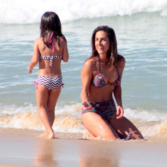 Carol Barcellos curte dia na praia com a filha, Júlia, e exibe barriga chapada em Ipanema, Zona Sul do Rio de Janeiro, na manhã desta segunda-feira, 19 de junho de 2017