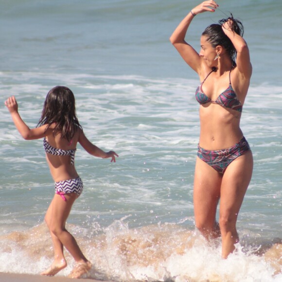 Carol Barcellos curte dia na praia com a filha, Júlia, e exibe barriga chapada em Ipanema, Zona Sul do Rio de Janeiro, na manhã desta segunda-feira, 19 de junho de 2017