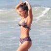 De biquíni, jornalista Carol Barcellos exibe barriga seca na praia com filha