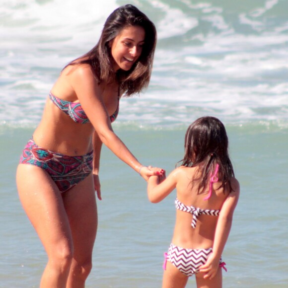 Carol Barcellos curte dia na praia com a filha, Júlia, e exibe barriga chapada em Ipanema, Zona Sul do Rio de Janeiro, na manhã desta segunda-feira, 19 de junho de 2017