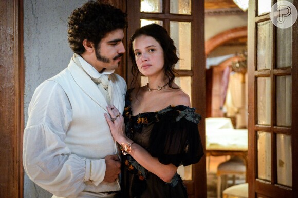 Domitila (Agatha Moreira) manipula Dom Pedro (Caio Castro) e faz com que ele não vá a um importante jantar, na novela 'Novo Mundo'