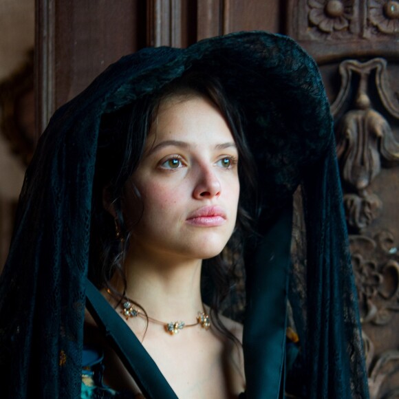 Domitila (Agatha Moreira) tenta não ser humilhada pela princesa e além de rebater as provocações, propõe que elas sejam amigas, na novela 'Novo Mundo'