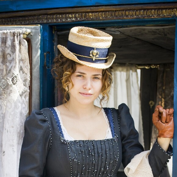 Leopoldina (Letícia Colin) também desaba e cai em prantos ao chegar à carruagem, após o confronto com Domitila (Agatha Moreira), na novela 'Novo Mundo'