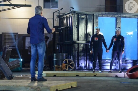 Ana Paula e Thaíde disputam prova dentro de tanque d'água que determinará os três finalistas do reality show