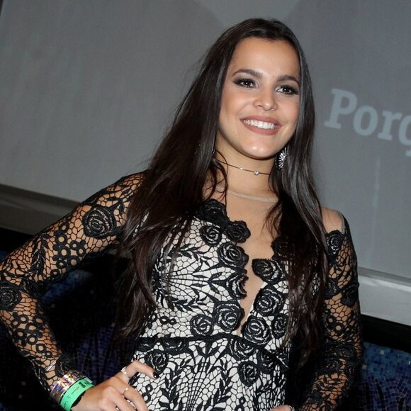 'Ainda não superei esse lacre de foto', disse um fã sobre a foto de Emilly usando uma cauda